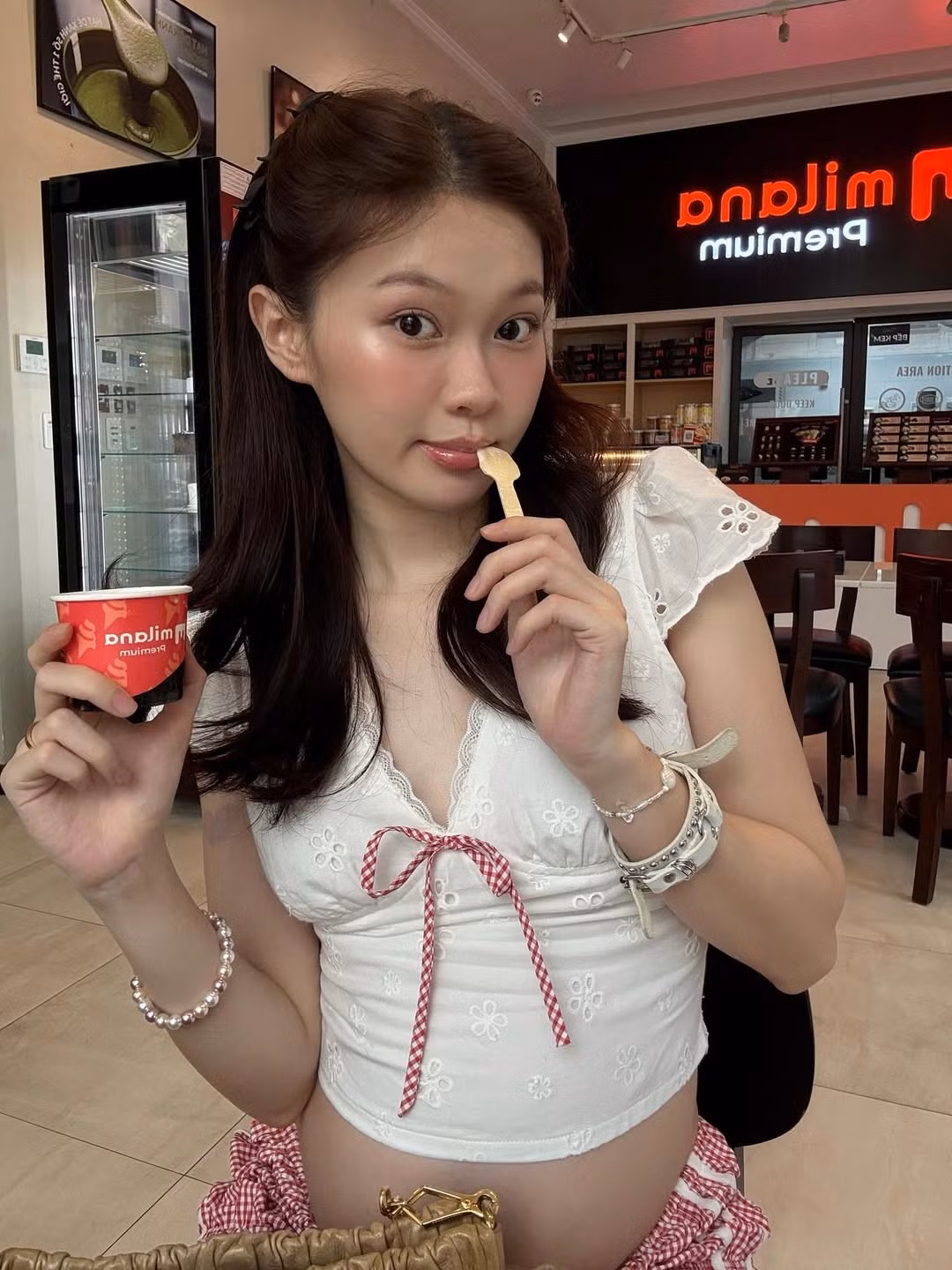 Những phụ kiện như chiếc kính mắt gọng tròn, vòng tay, túi xách cũng là một điểm nhấn thú vị, tăng thêm vẻ ngoài tri thức và đáng yêu cho cô nàng.