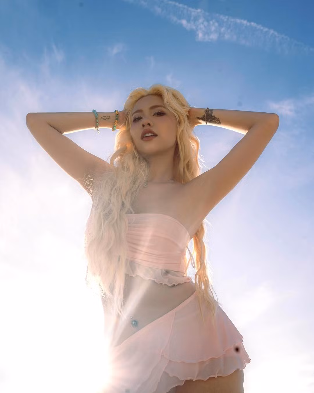 Không chỉ gây sốt với hình tượng "nữ thần sa mạc", trước đó ít ngày, hot girl Châm Sứa cũng khiến người hâm mộ xao xuyến khi đăng tải bộ ảnh với tạo hình mang vẻ đẹp ngọt ngào và thơ mộng trên bãi biển.