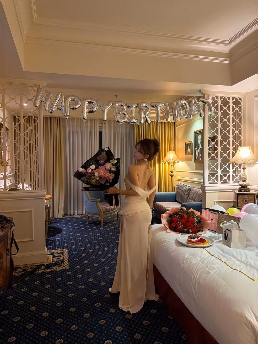 Mới đây, cô nàng Thụy Hân, bạn gái của tiền đạo trẻ tài năng Lê Minh Bình, đã đăng tải loạt ảnh mừng sinh nhật tuổi mới vô cùng lãng mạn và ngọt ngào.