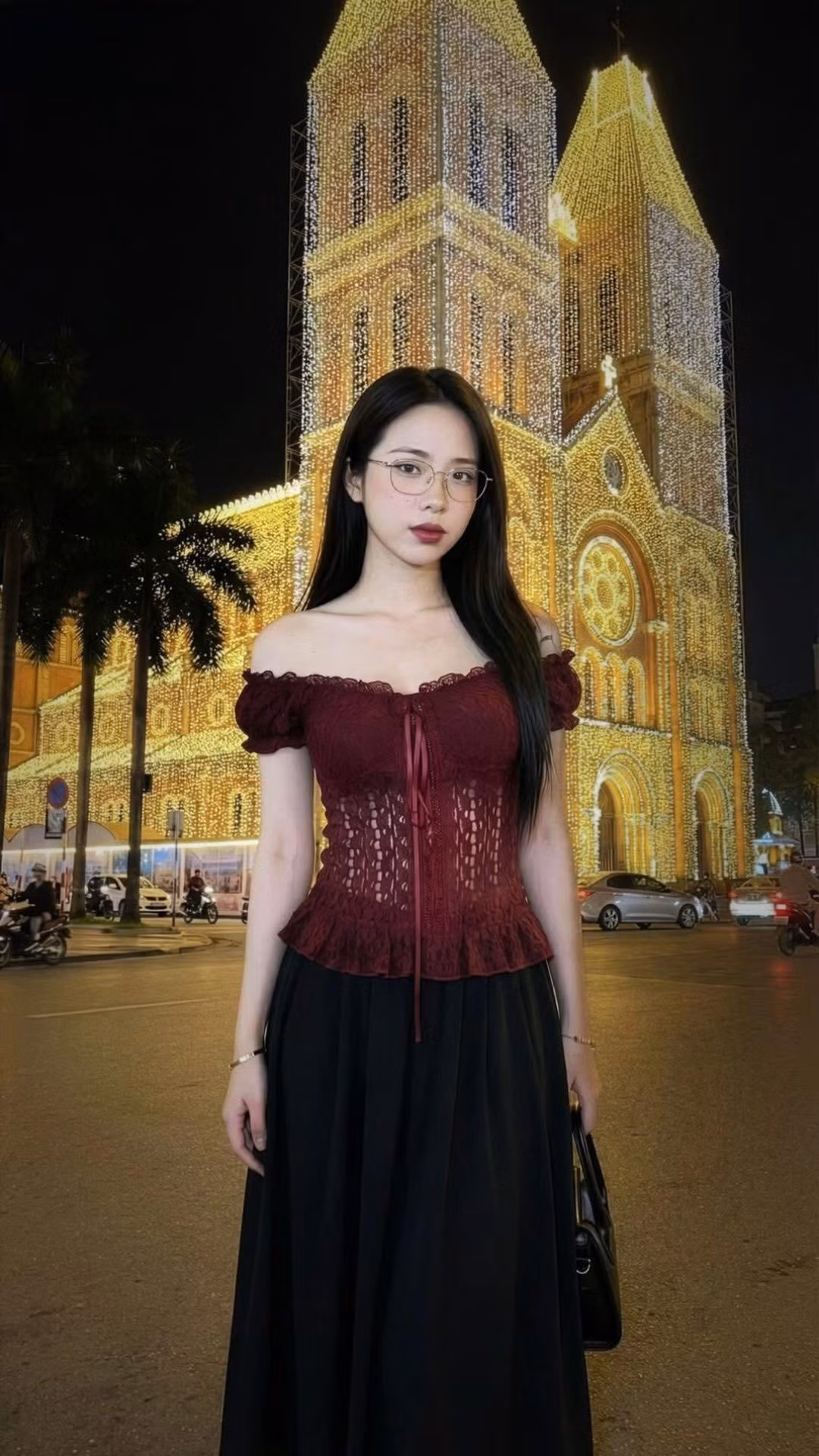 Thần thái trở nên tươi tắn, rạng rỡ với nụ cười tỏa nắng. Ánh mắt lờ đờ vì thiếu ngủ ở công ty giờ đây trở nên sắc sảo, cuốn hút lạ thường.