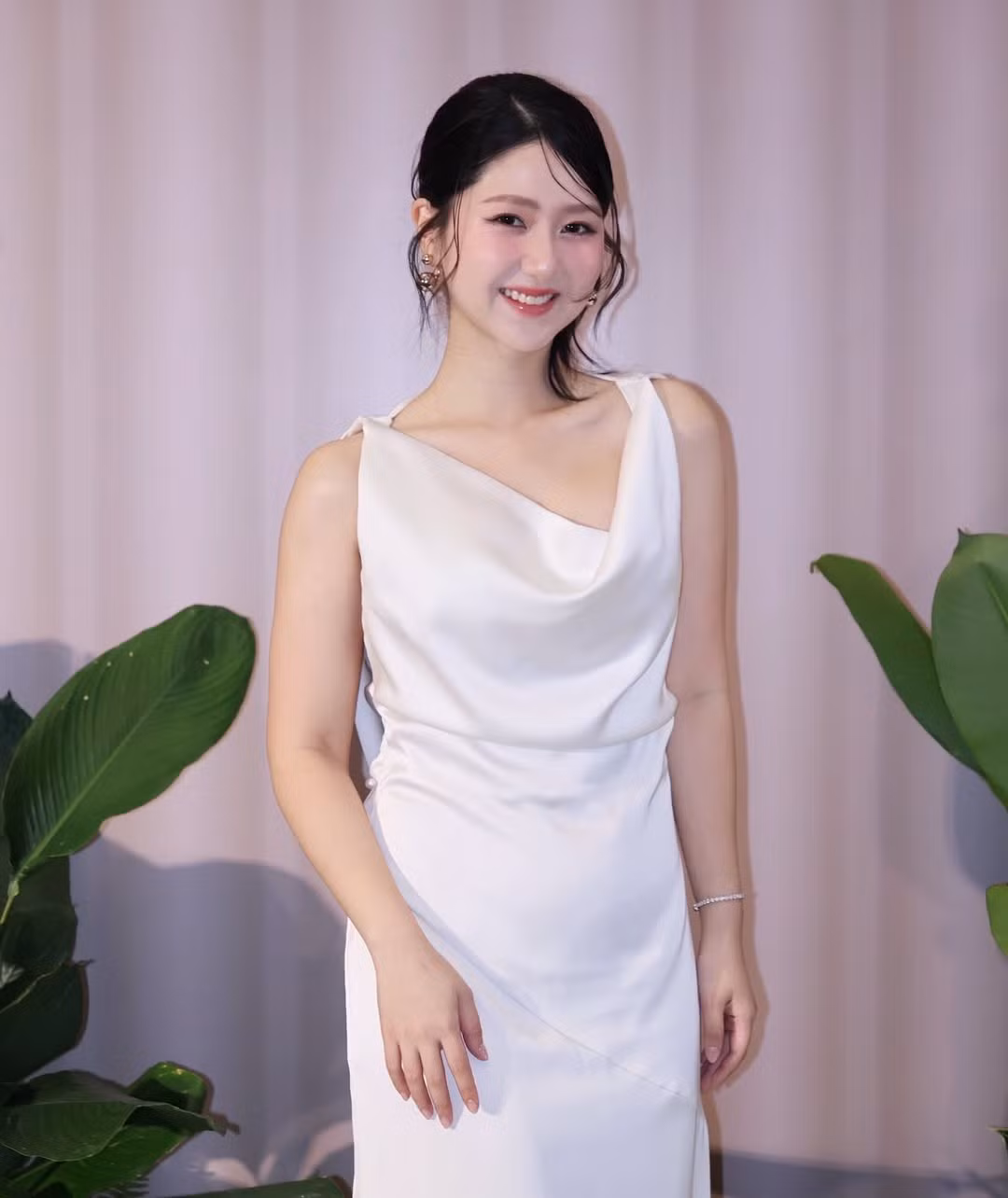 Khi xuất hiện tại các sự kiện, Hà My cũng diện các mẫu đầm thanh lịch, tôn dáng, ít khi có các phần cắt xẻ sâu gợi cảm. (Ảnh: @hamyyng)