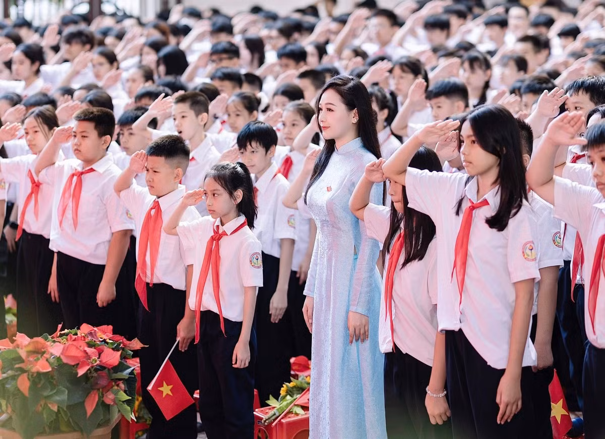 Không ngạc nhiên khi loạt ảnh của cô giáo Mỹ Linh nhanh chóng lan truyền trên các trang mạng xã hội. Nhiều người đã để lại những lời khen ngợi về vẻ đẹp dịu dàng, thanh thoát của cô. (Ảnh: FBNV)