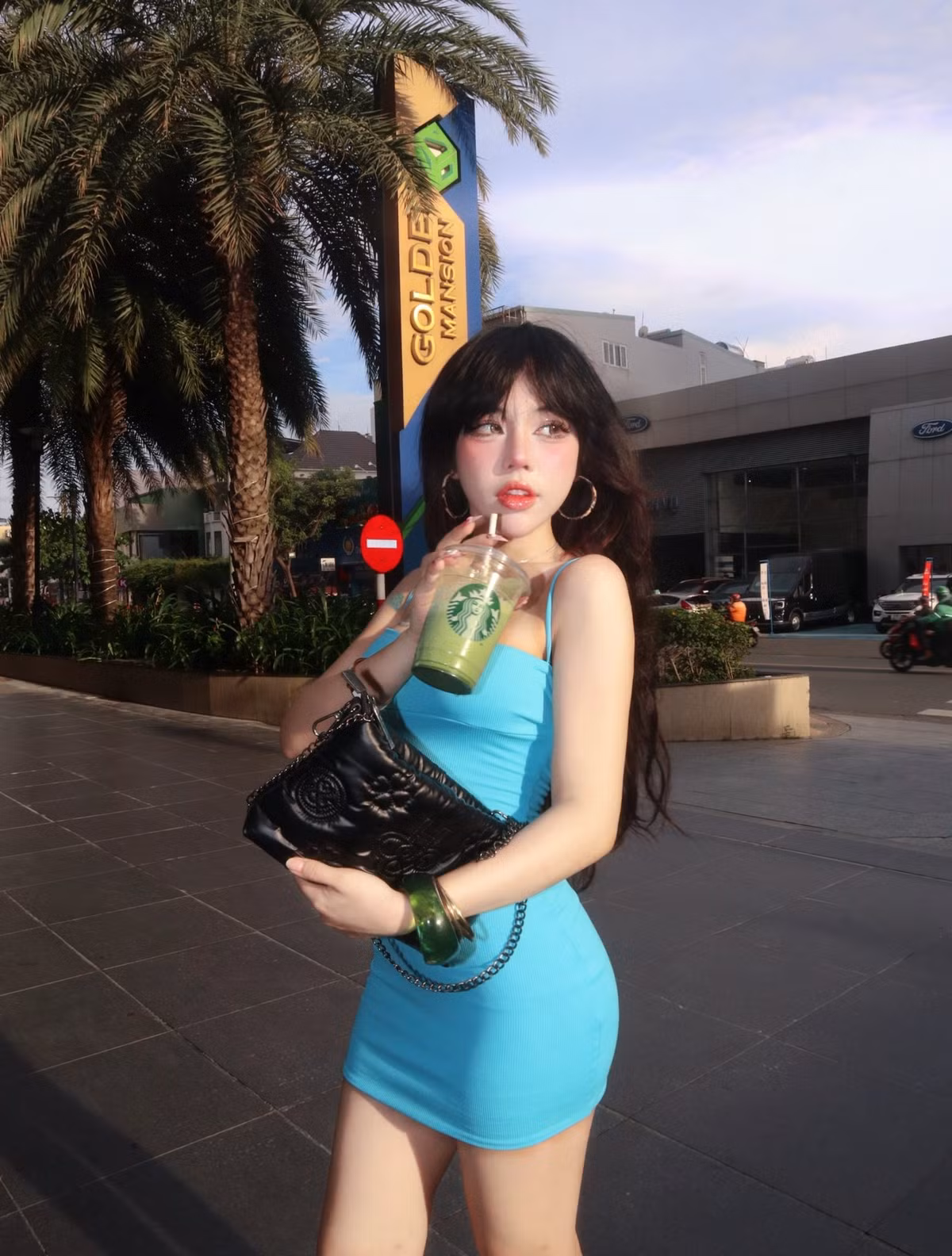 Cô nàng lựa chọn kiểu tóc thả tự nhiên cùng lối trang điểm nhấn vào đôi môi căng mọng, tạo thần thái cuốn hút, quyến rũ. (Ảnh: IG @baokhuyen.susan)