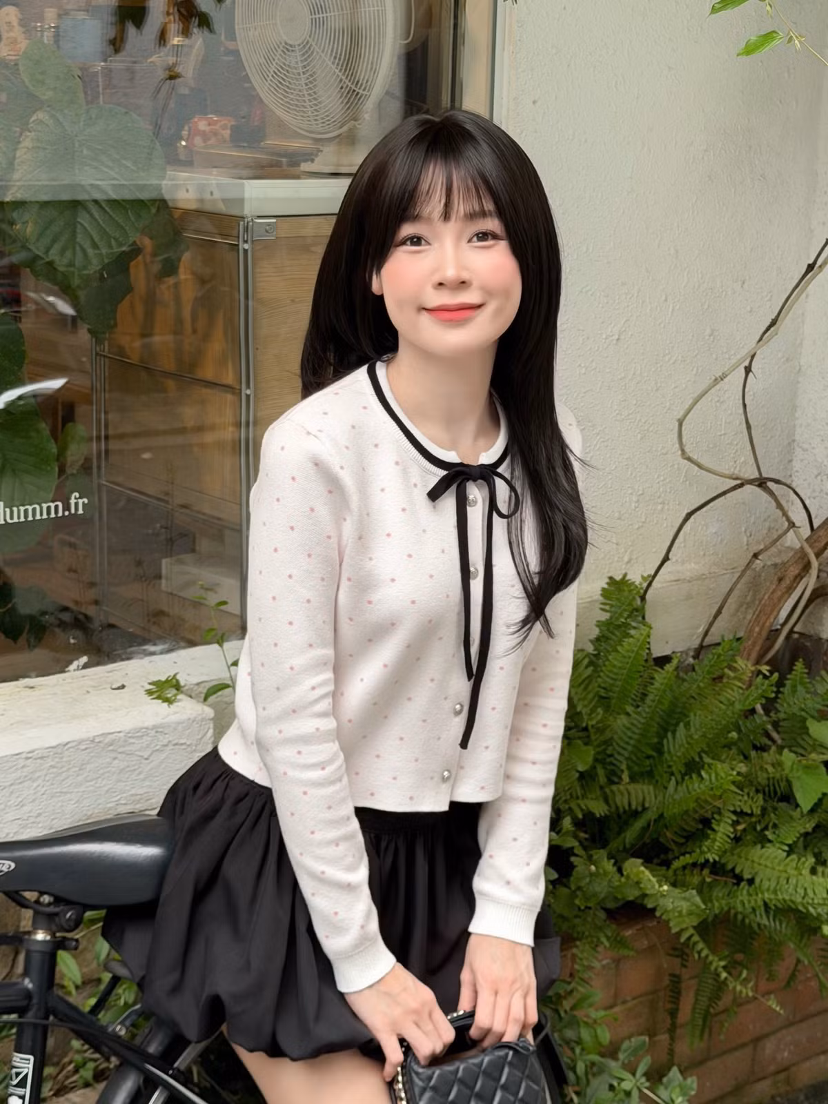 Không chỉ dừng lại ở trang phục, sự trẻ trung của Sam còn đến từ việc chăm chút kỹ lưỡng cho diện mạo với mái tóc đen dài được tỉa layer nhẹ nhàng ôm sát gương mặt, kết hợp cùng phần mái thưa giúp gương mặt Sam trở nên thanh thoát và "baby" hơn hẳn. (Ảnh: IGNV)