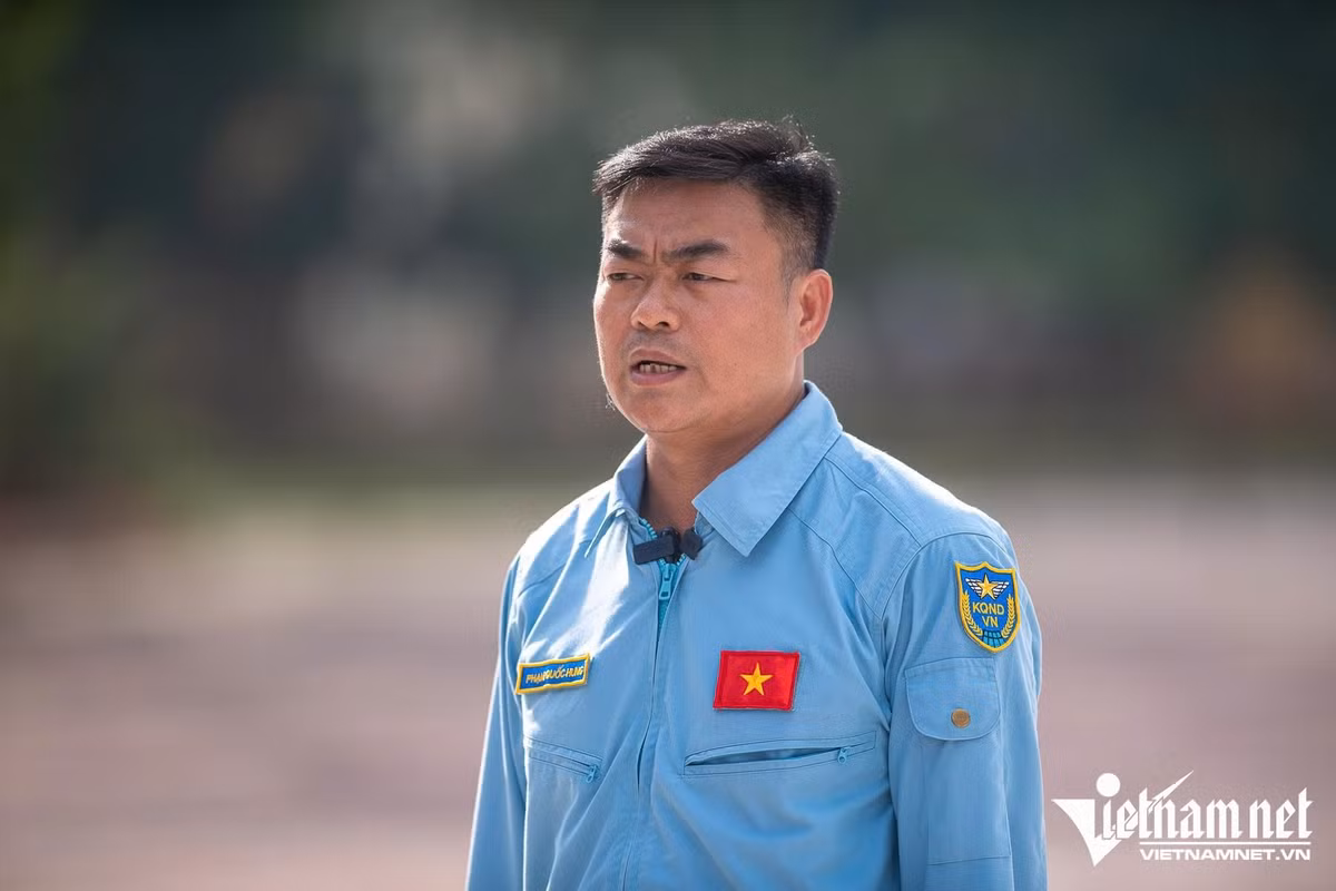 Thượng tá Phạm Quốc Hưng, phi đội trưởng phi đội 3, Lữ đoàn Không quân 918 cho biết: "Sau nhiều ban bay từ 2 chiếc rồi 3 cho đến nay là 4 chiếc, hôm nay chúng tôi đã thực hiện chuẩn theo các số liệu đề ra, cất cánh theo 2 phương án và hợp đội theo đội hình mũi tên với Casa C-295 dẫn đầu. Sau gần 1 tháng cho đến nay quá trình huấn luyện hoàn toàn thuận lợi và an toàn".