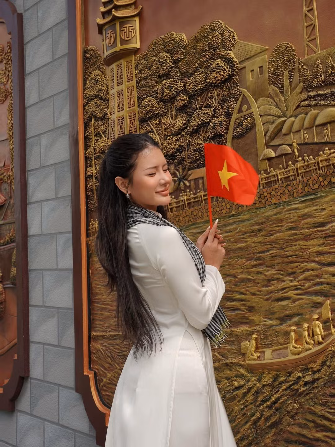 Với thần thái rạng rỡ, ánh mắt hướng về phía xa xăm, Xuân Ca không chỉ khoe vẻ đẹp cá nhân mà còn lan tỏa tinh thần yêu nước, niềm tự hào dân tộc đến với mọi người. (Ảnh: IGNV)