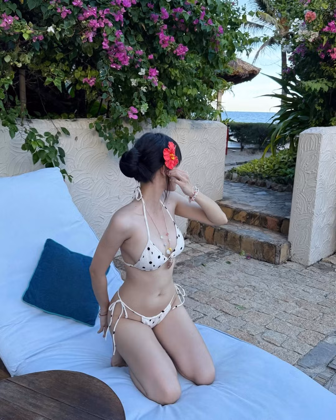 Trong loạt ảnh mới, với phong cách tươi trẻ, ngọt ngào nhưng không kém phần nóng bỏng, Thúy Kiều đã thu hút hàng loạt ánh nhìn với bộ bikini chấm bi đầy nổi bật.