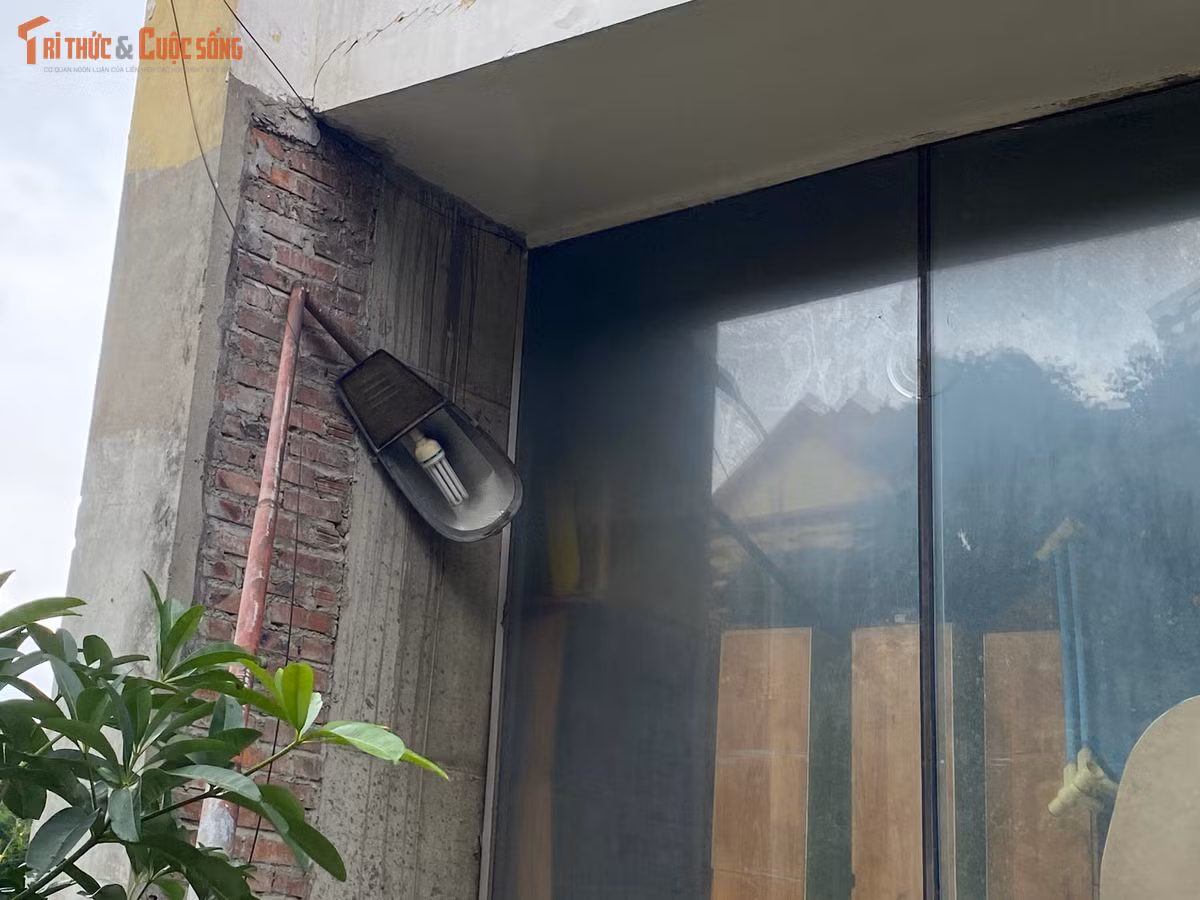 Nhiều bóng đèn, trụ điện gãy đổ, không được thay thế sửa chữa.