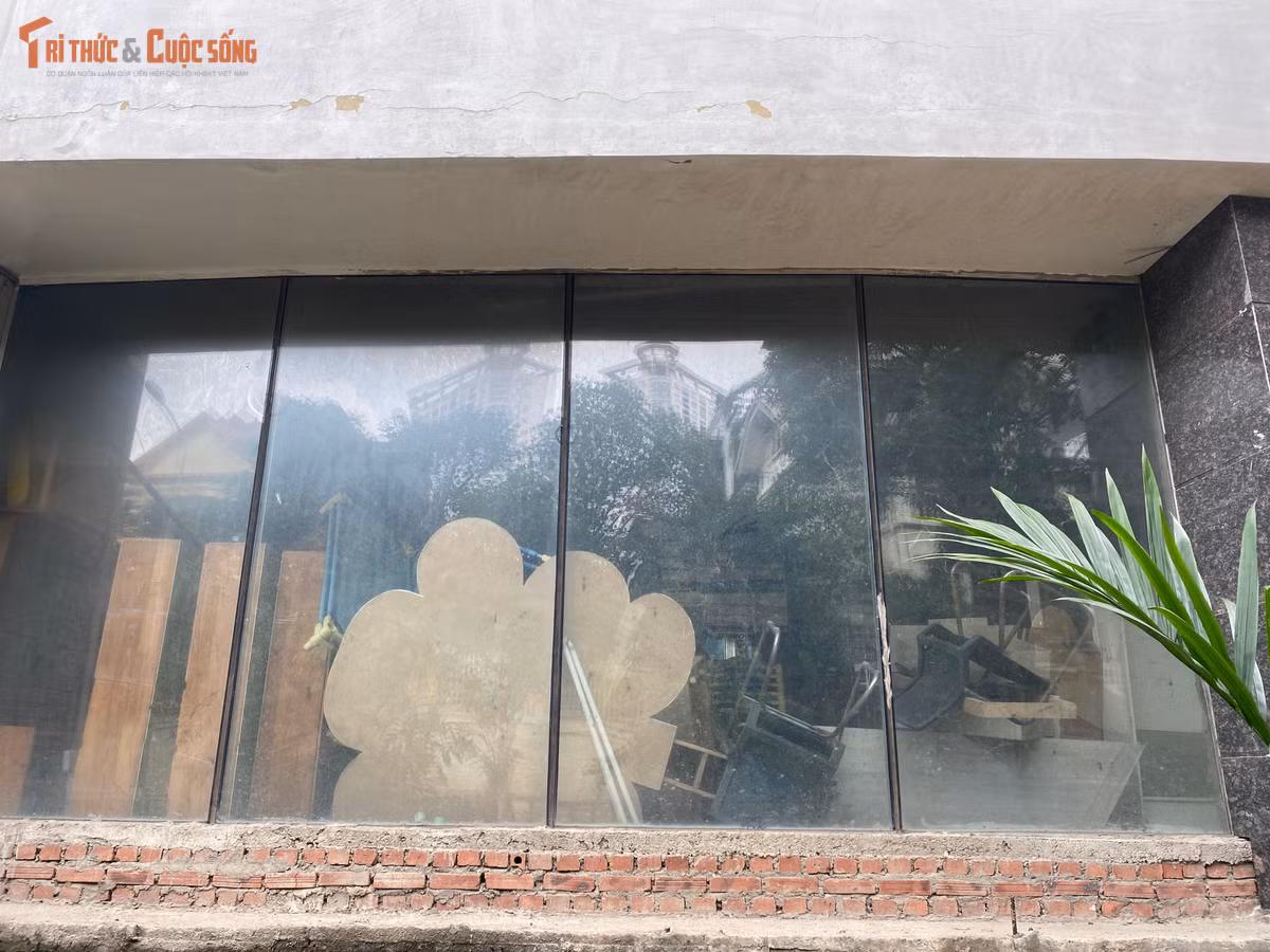 Bên trong các tầng nhà, hàng loạt vật liệu xây dựng dở dang, giàn giáo, đường ống nước, dây điện vứt lăn lóc, ngổn ngang. Ghế bàn cũng như nhiều trang thiết bị khác chất thành đống.