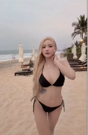 Trong những hình ảnh mới nhất, Jenny Yến sinh năm 1996 xuất hiện đầy tự tin tại một bãi biển thơ mộng. Nữ DJ sinh năm 1996 lựa chọn bộ bikini hai mảnh màu đen với thiết kế "bé xíu", giúp tôn lên tối đa lợi thế hình thể. (Ảnh: IGNV)