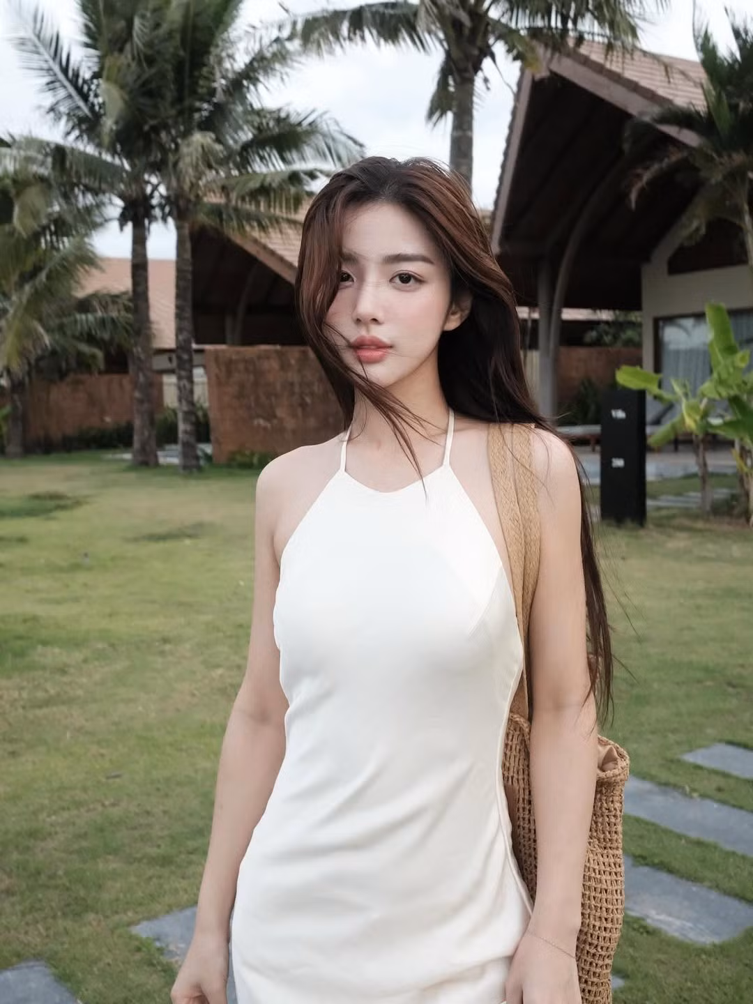 Không chỉ là cư dân mạng Việt Nam, báo mạng Trung Quốc cũng đã viết bài về hot girl này và gọi cô là "nữ thần thế hệ mới", đánh giá cao gương mặt xinh đẹp hoàn hảo với ngũ quan tinh tế. (Ảnh: FBNV)
