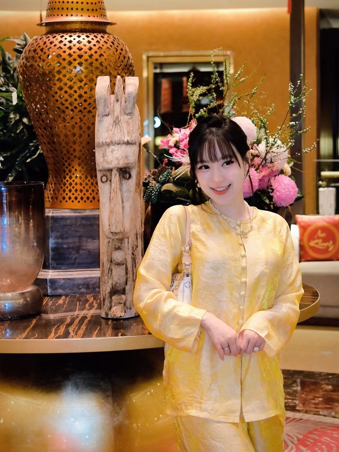 Kèm theo những bức hình lung linh, nàng hot girl đời đầu không quên để lại dòng trạng thái đầy cảm hứng: "Áo dài và bà ba có thể là mặc đến hết Tết". (Ảnh: IGNV)