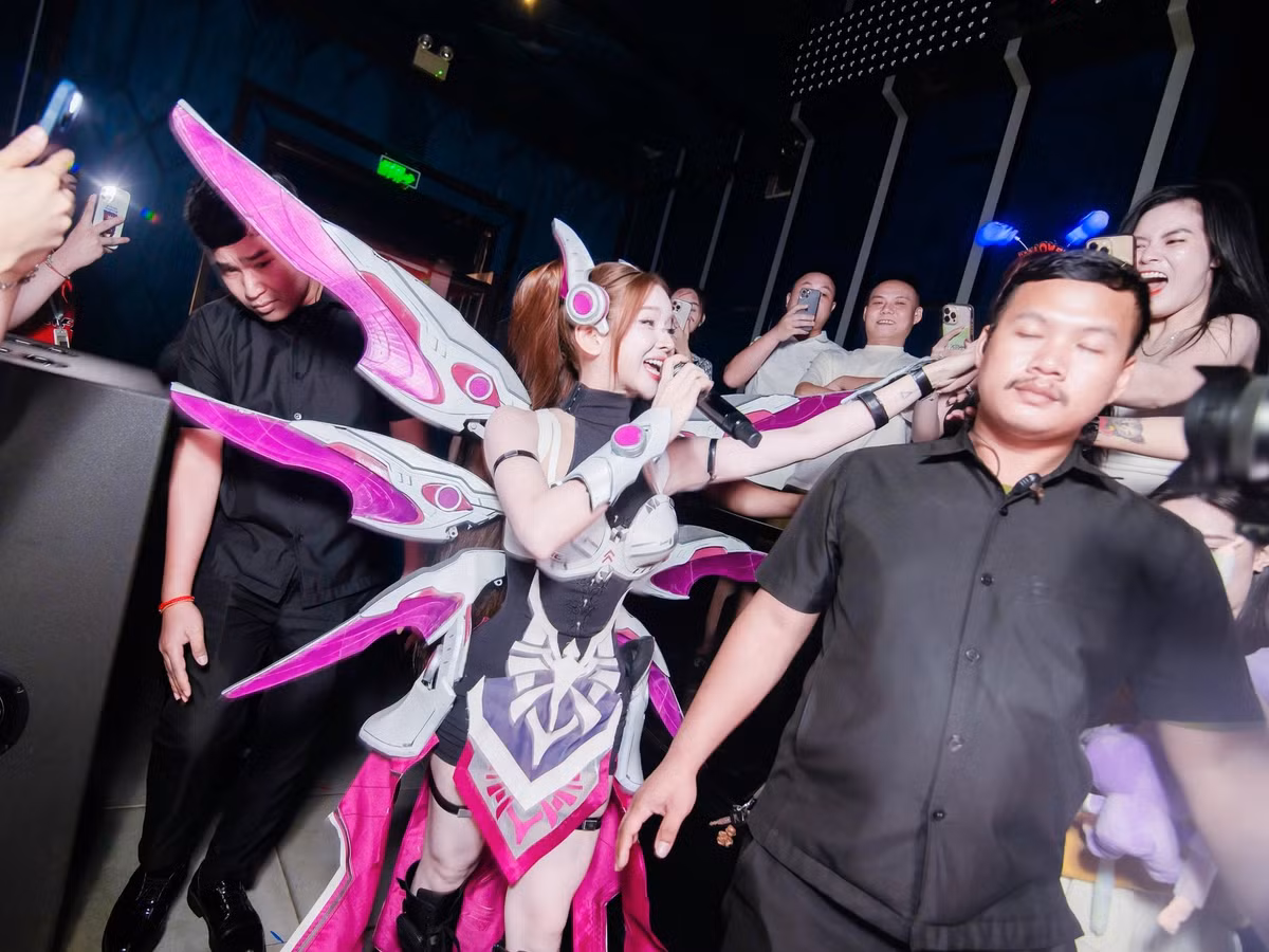 Trên sân khấu, Mie diện một set đồ theo phong cách lấy cảm hứng từ các nhân vật trong game hoặc anime với các chi tiết màu hồng fuchsia nổi bật. Điểm nhấn lớn nhất là phần trang phục bó sát cơ thể, với chi tiết áo phía ngực được thiết kế như một bộ giáp kim loại màu trắng ánh bạc hút trọn ánh nhìn. (Ảnh: FBNV)