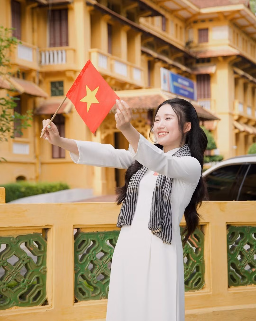 Jenny Huỳnh, cô nàng Gen Z năng động và đầy sáng tạo, đã mang đến một hình ảnh áo dài đầy tươi mới và rạng rỡ trong dịp Quốc khánh. (Ảnh: IGNV)