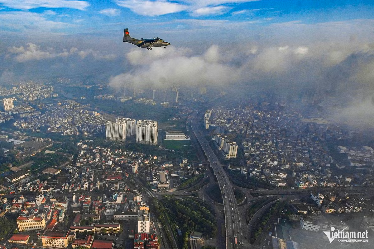 Phi đội bay qua nhiều khu vực có cảnh quan đẹp trung tâm Thủ đô.
