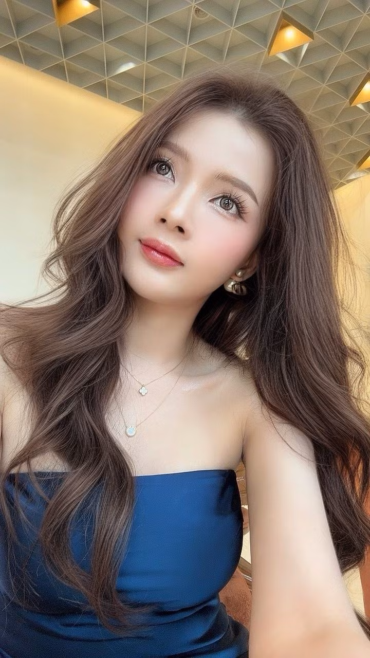 Sau 10 năm được biết đến với biệt danh "hot girl ảnh thẻ", Lê Lý Lan Hương vẫn giữ được sức hút nhất định. Dù đã bước qua tuổi 30, cô nàng sinh năm 1994 này vẫn giữ được nét trẻ trung, trong sáng, khiến nhiều người hâm mộ không khỏi trầm trồ. (Ảnh: FBNV)