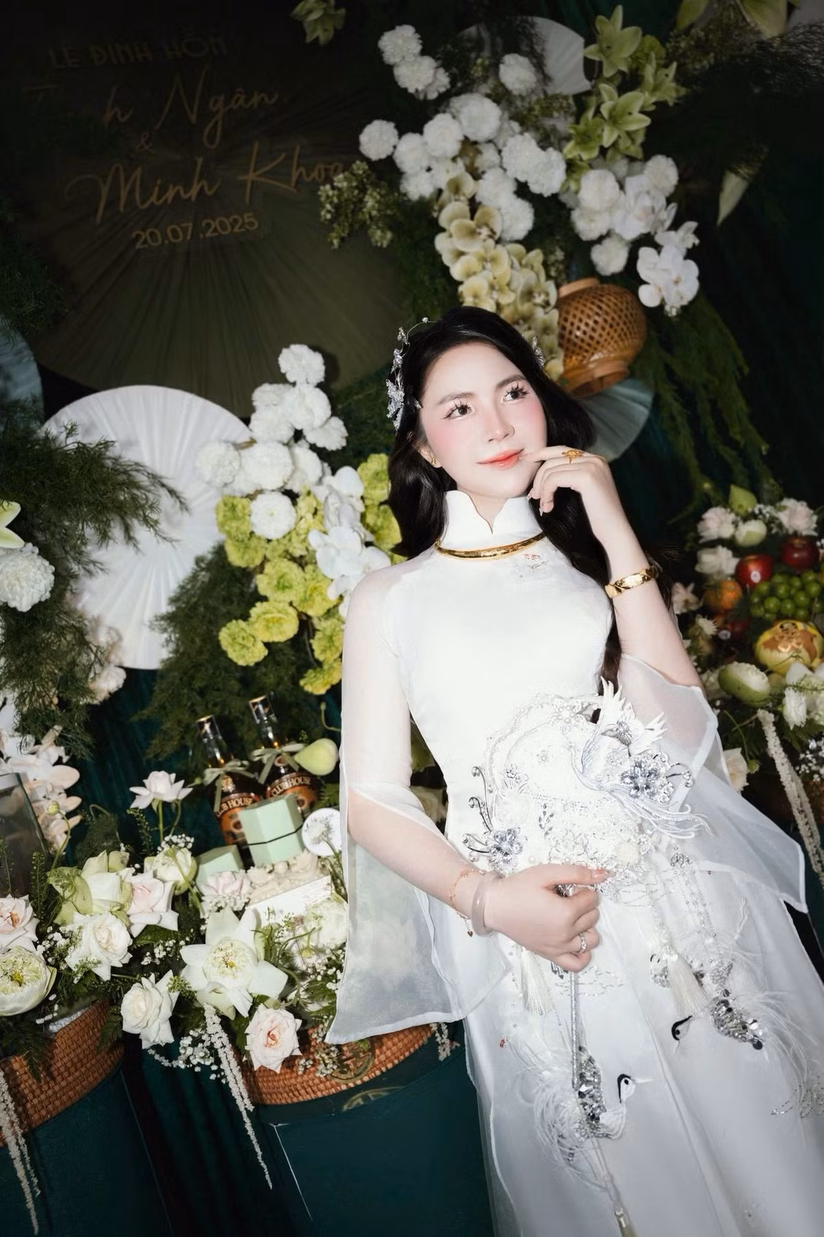 Làn da trắng hồng cùng nụ cười rạng rỡ giúp cô nổi bật trong bộ ảnh cưới lãng mạn và trong ngày trọng đại.