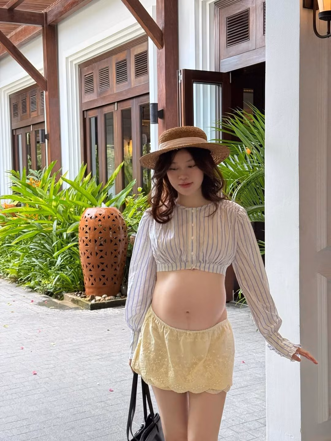Cô nàng cũng lựa chọn những thiết kế giày búp bê dạng bệt hay dép đế bằng thay vì những đôi giày cao gót. (Ảnh: IGNV)