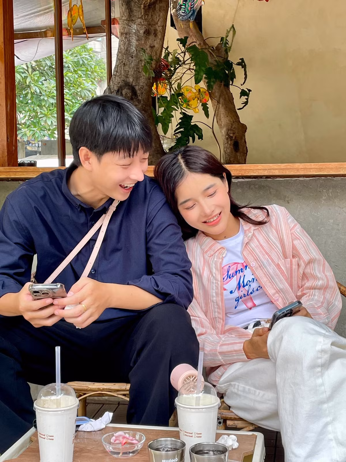 Sau khi nên duyên trong show hẹn hò Tỏ tình hoàn mỹ, cặp đôi vẫn đồng hành, thường xuyên đăng tải những clip ngọt ngào trên mạng xã hội, hút hàng triệu lượt xem. (Ảnh: Facebook Hằng Trịnh)