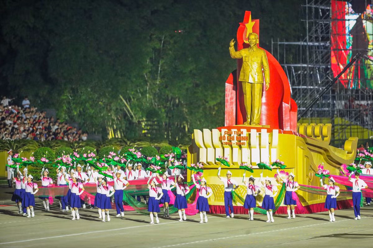 Mỗi khoảnh khắc, từ sự oai hùng của dàn khí tài quân sự, đến sự nghiêm trang của từng khối diễu hành, đều hiện lên "đẹp như phim", ghi dấu ấn không thể phai mờ trong lòng người xem.