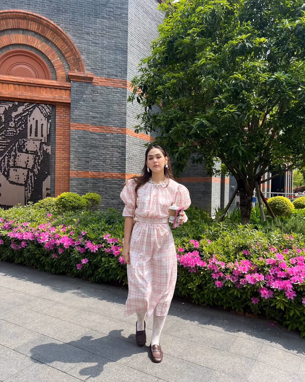 Chompoo Araya khiến cư dân mạng ngưỡng mộ khi được chồng tặng siêu xe gần 17 tỷ cùng vô số quà tặng đắt giá như: biệt thự, túi hiệu hay những chuyến du lịch đắt đỏ.... Cô cũng thường xuyên chia sẻ cuộc sống giàu có, sung túc trên mạng xã hội.