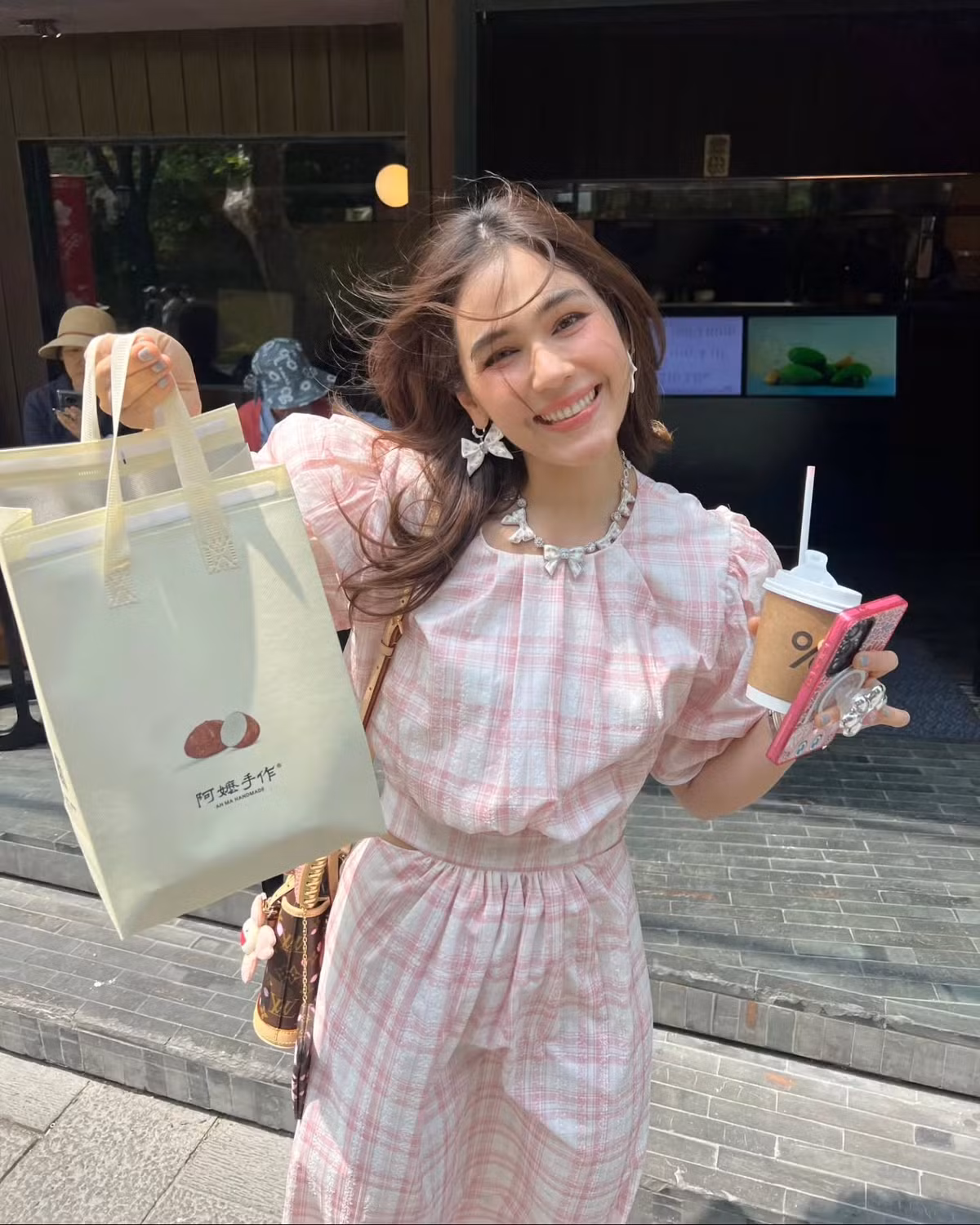 Ngoài sự nghiệp, Chompoo Araya cũng có cuộc hôn nhân viên mãn bên chồng và con. Chồng tỷ phú của cô cũng có dung mạo vô cùng phong độ, nổi bật không thua kém người nổi tiếng.