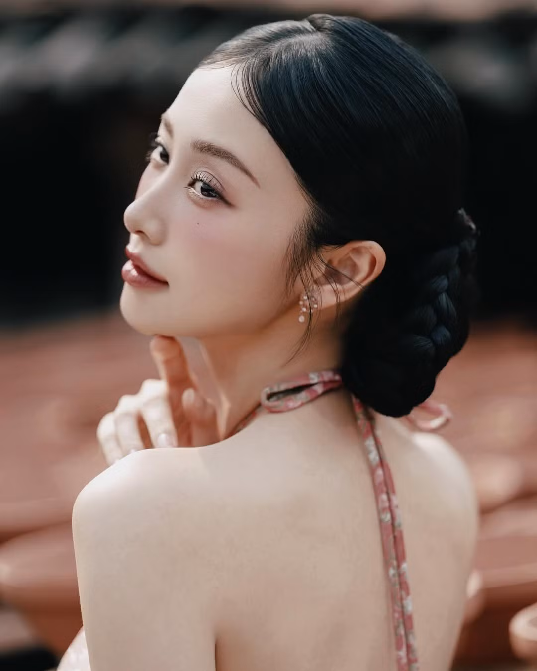 Mới đây, Jun Vũ đã gửi tặng người hâm mộ một bộ ảnh mang phong cách hoài cổ để chào đón không khí Tết nguyên đán đang cận kề. Thay vì lựa chọn những bộ áo dài truyền thống quen thuộc, nữ diễn viên Tháng năm rực rỡ làm mới mình với thiết kế yếm cách tân tông hồng cánh sen họa tiết gấm hoa, kết hợp cùng quần ống rộng lụa trắng thướt tha. (Ảnh: IGNV)
