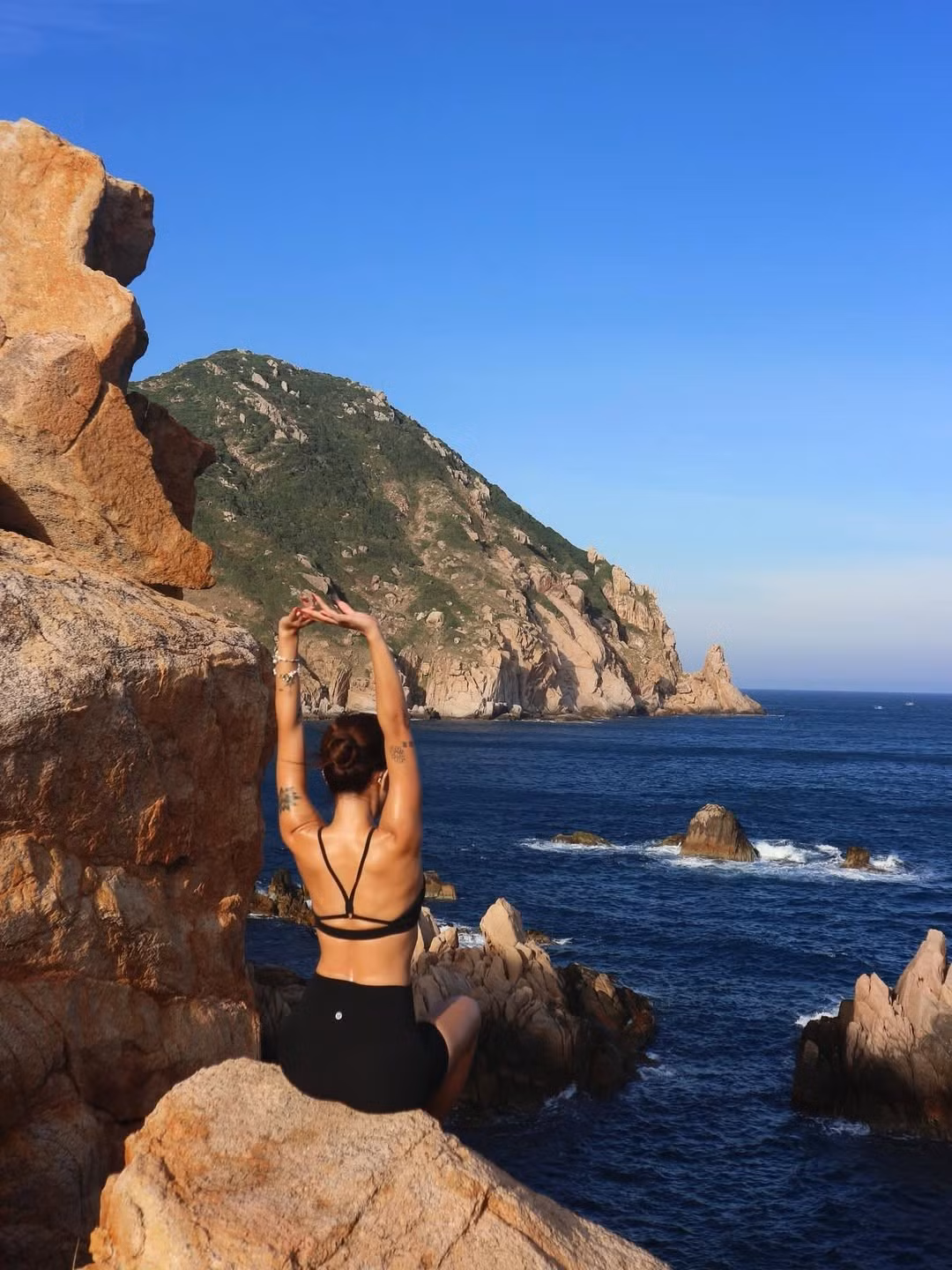 Nữ ca sĩ lựa chọn bộ trang phục năng động với áo bra-top đen kết hợp cùng quần biker short đồng màu, khéo léo khoe trọn vòng eo con kiến săn chắc và cơ bụng số 11 đáng mơ ước. (Ảnh: IGNV)