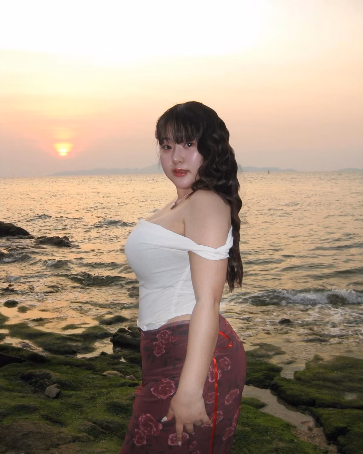 Không sở hữu thân hình mảnh mai theo kiểu “model”, nhưng chính vóc dáng đẫy đà và sự tự tin trong từng khoảnh khắc đã giúp cô tỏa sáng theo cách riêng.