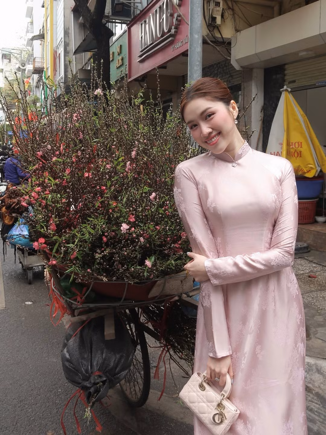 Phom dáng áo dài truyền thống được may đo chuẩn xác, tôn lên đường cong mềm mại và vẻ đẹp thanh thoát của nữ MC. (Ảnh: IGNV)