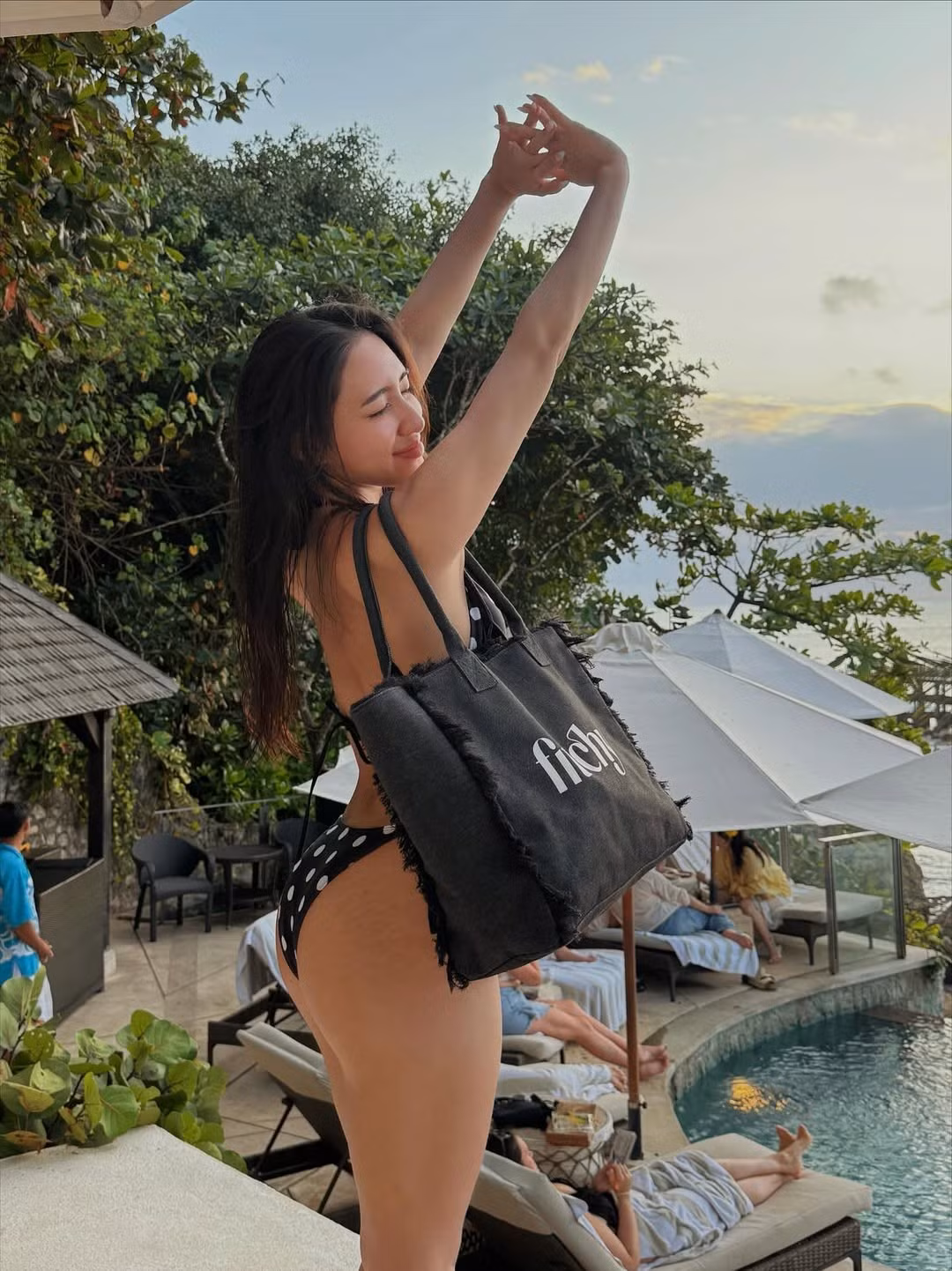 Đỗ Mỹ Duyên không chỉ gây ấn tượng bởi vóc dáng "đồng hồ cát" mà còn bởi câu chuyện đầy nghị lực khi lột xác từ một cô nàng với thân hình mũm mĩm thành "hot girl phòng gym vạn người mê". (Ảnh: IGNV)