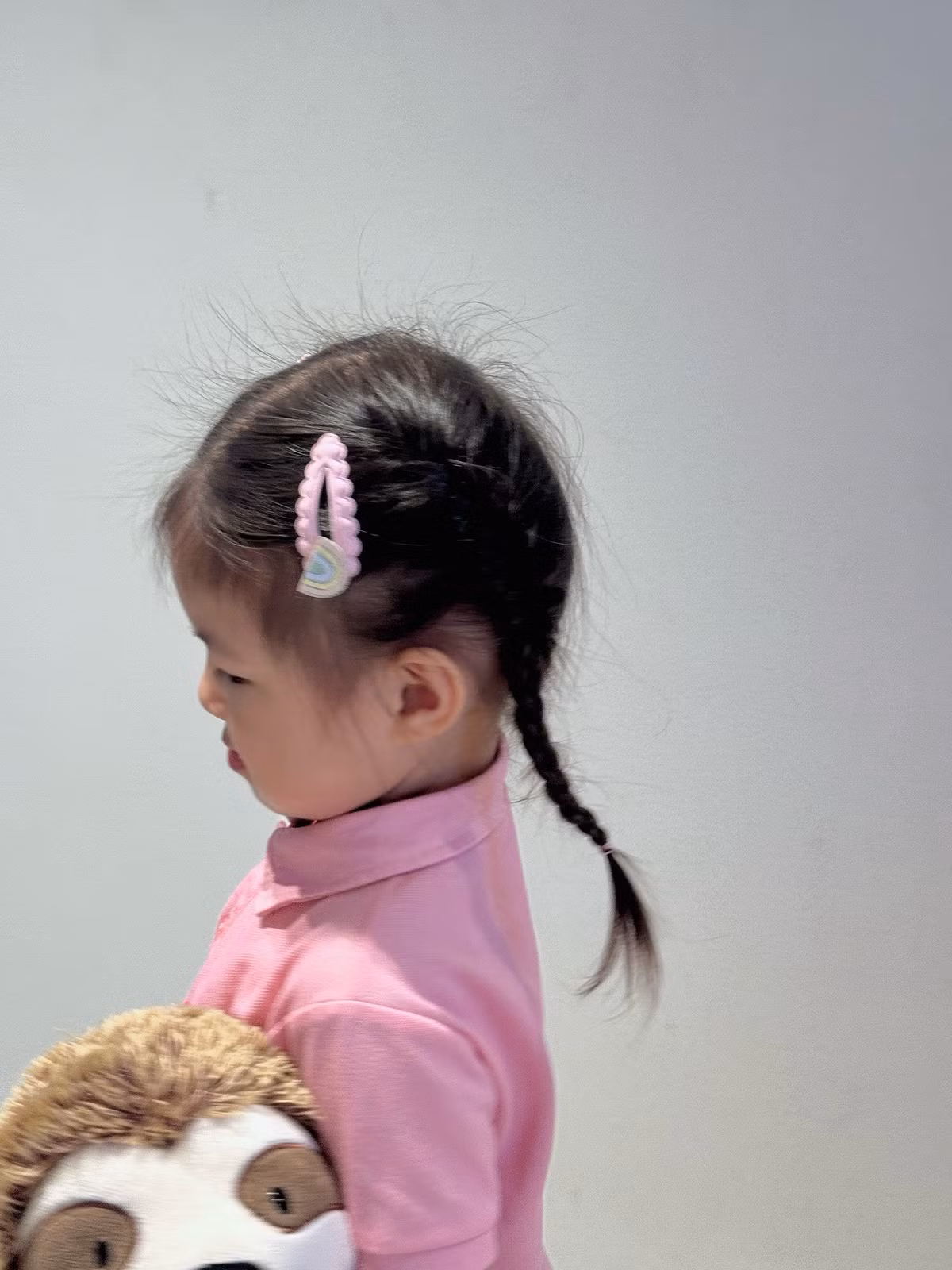 Đặc biệt, trong tay bé luôn ôm chặt chú gấu bông yêu thích - người bạn đồng hành không thể thiếu trong những ngày đầu đi học. (Ảnh: Facebook Hoàng Kim Ngân)