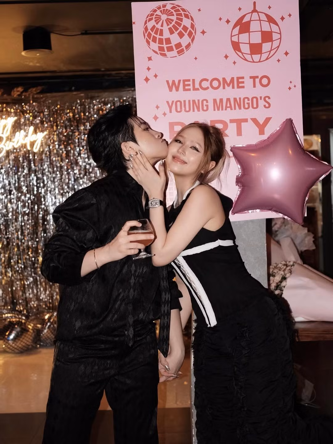 Phông nền rèm kim tuyến cùng đèn neon chữ "Happy Birthday" và các quả cầu disco tạo nên một không gian vừa hiện đại vừa ấm cúng. (Ảnh: IGNV)