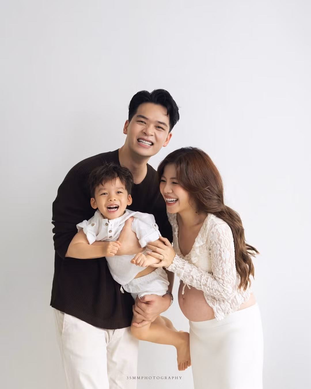 Việc có thêm thành viên mới là niềm vui lớn lao đối với Changmakeup và ông xã Trọng Đức. Bé Chum nay đã lớn và chuẩn bị lên chức anh, chắc chắn sẽ mang đến nhiều trải nghiệm thú vị cho cả gia đình. (Ảnh: IGNV)