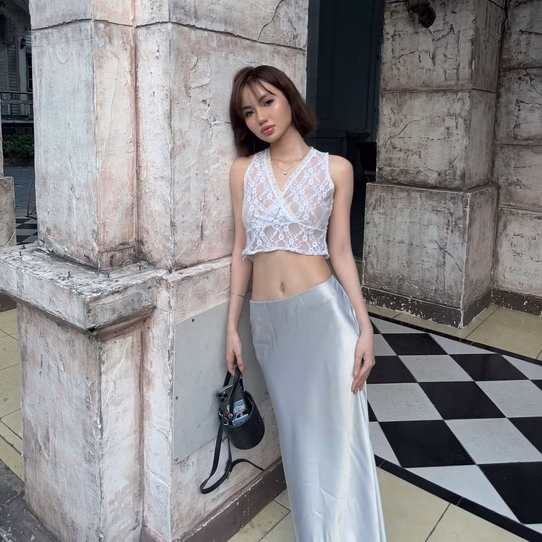 Thiên Ngọc Anh không ngại khoe đường cong cơ thể trong những bộ bikini ấn tượng hay những thiết kế cắt xẻ táo bạo. Cô cũng là người yêu thích sự phá cách với những màu tóc nổi bật, cá tính, tạo nên một hình ảnh đầy ấn tượng và khó quên
