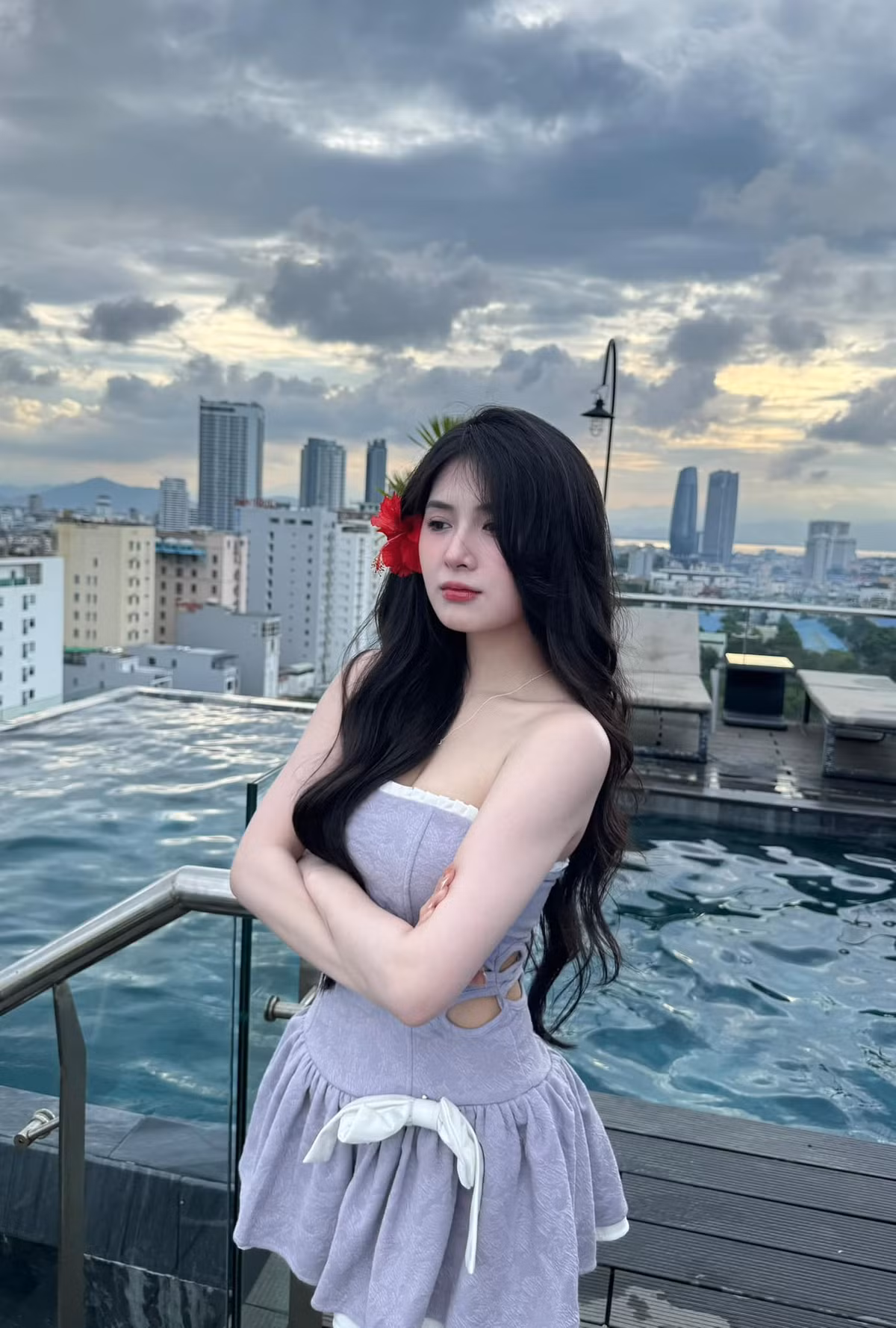 Dù mối quan hệ của cặp đôi này từng trải qua không ít sóng gió và tin đồn, có một khoảng thời gian người hâm mộ chỉ trích Quỳnh Alee khá nhiều vì cho rằng nam tuyển thủ Fish sa sút phong độ vì chuyện yêu đương. Tuy nhiên họ vẫn đồng hành cùng nhau, vượt qua những áp lực từ dư luận.