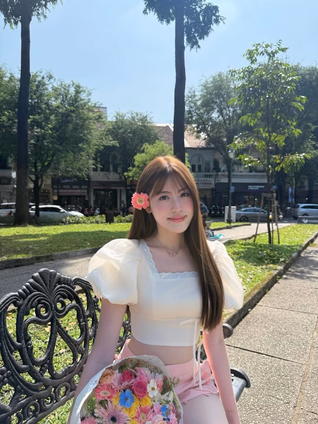 Trong bộ ảnh mới được chụp tại một công viên, Tăng Mỹ Hàn chọn phong cách trẻ trung, nữ tính nhưng không kém phần nổi bật. (Ảnh: IGNV)