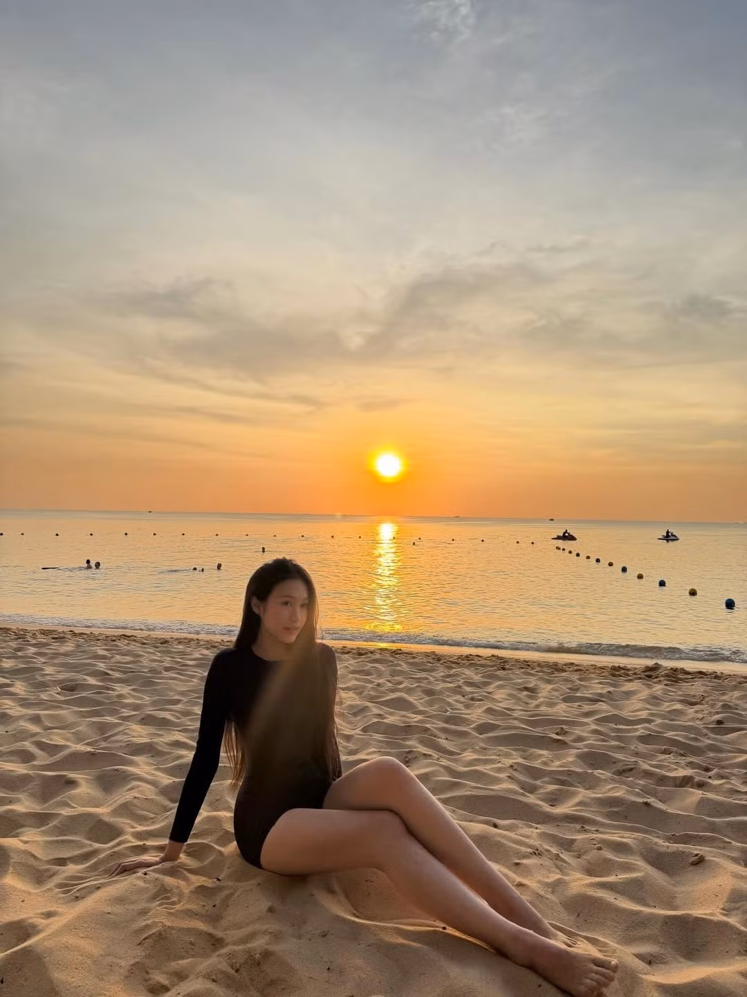 Trên trang cá nhân, nàng WAG Doãn Hải My vừa khiến mạng xã hội "lụi tim" khi chia sẻ loạt ảnh du lịch cuối năm cùng gia đình chụp tại biển Phú Quốc. Không chỉ gây ấn tượng bởi nhan sắc ngọt ngào, bà xã Đoàn Văn Hậu còn khẳng định đẳng cấp vóc dáng với đôi chân dài thương hiệu. (Ảnh: IGNV)