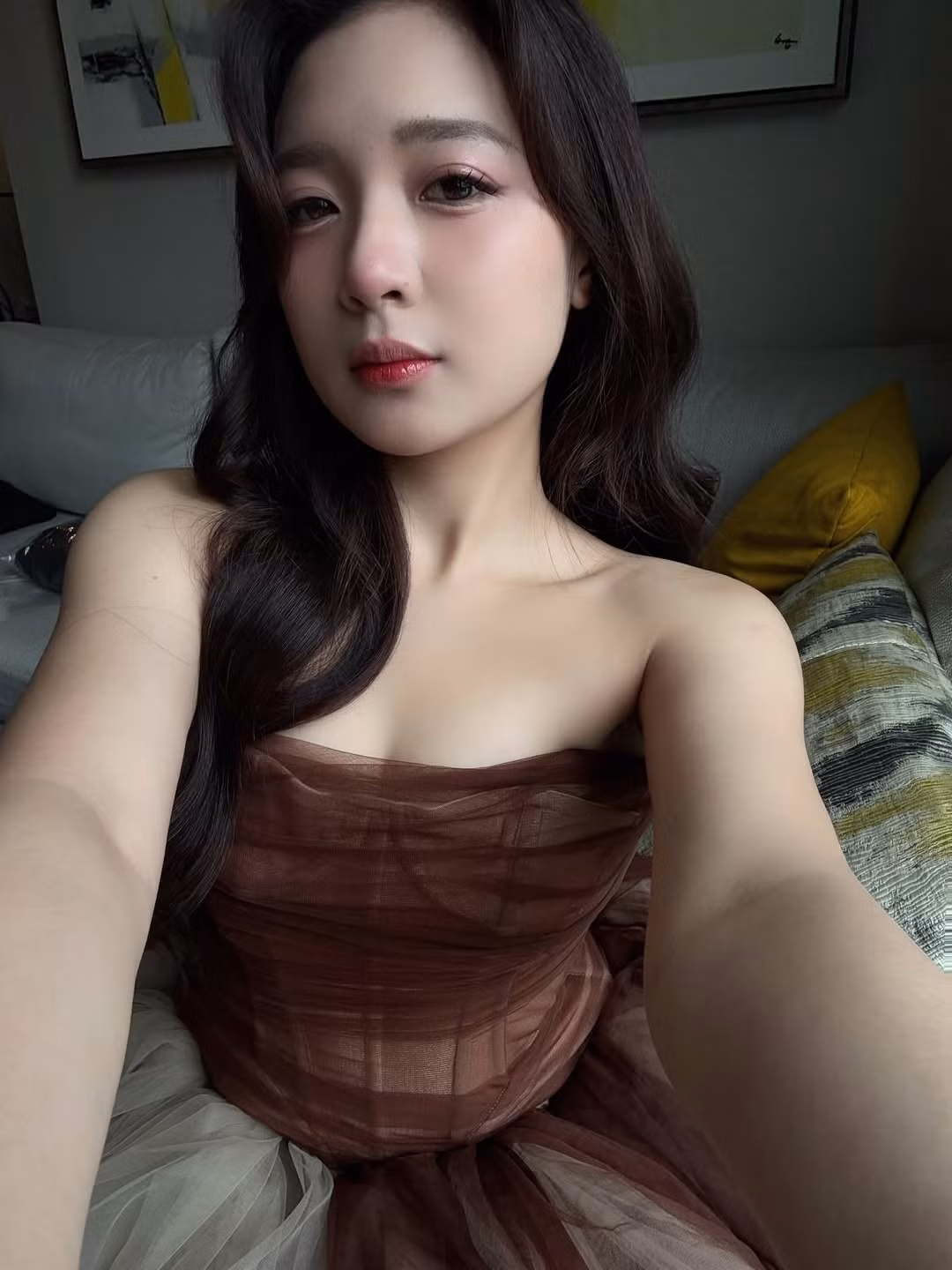 Không chỉ nổi bật về nhan sắc, MC Phương Thảo còn gây ấn tượng mạnh với phong thái làm việc chuyên nghiệp, tự tin và tràn đầy năng lượng khi dẫn dắt các chương trình phỏng vấn và phân tích. (Ảnh: IGNV)