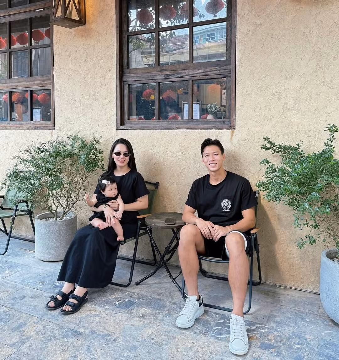 Quế Ngọc Hải và Dương Thùy Phương là một trong những cặp đôi được yêu mến nhất làng bóng đá Việt Nam. Chuyện tình "cầu thủ và hoa khôi" của họ luôn khiến người hâm mộ ngưỡng mộ. (Ảnh: IGNV)