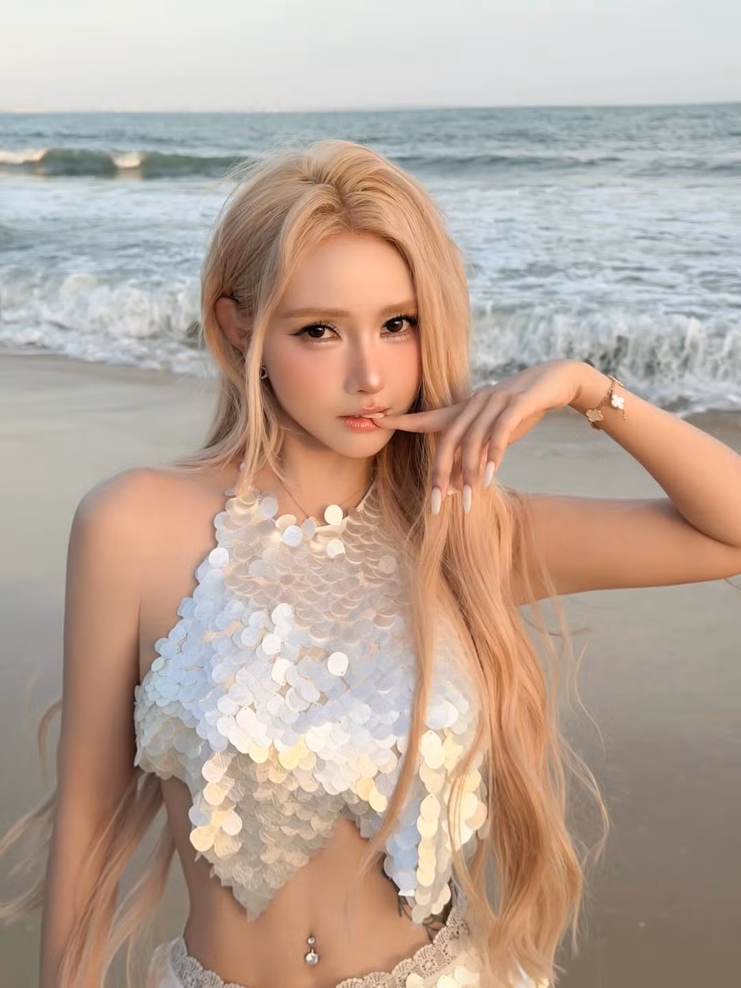 Mới đây, nữ DJ xinh đẹp Jenny Yến (tên thật là Nguyễn Thị Phi Yến) đã đăng tải bộ ảnh dạo chơi trên biển, nhanh chóng nhận về "bão tim" từ người hâm mộ. (Ảnh: IGNV)