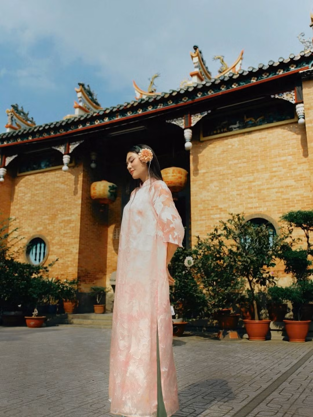 Thảo Nhi khiến dân mạng thích thú khi biến tấu bông thược dược thành "phụ kiện tai nghe" độc lạ hay chiếc giỏ xách thêu hoa sặc sỡ đầy ắp hoa tươi. Cô nàng hào hứng bày tỏ: "Tuning into blessings, beauty, and fresh beginnings for Lunar New Year. How do u like my new headphones?" (tạm dịch: Bật chế độ đón nhận may mắn, xinh đẹp và những điều mới mẻ cho Tết này thôi. Cả nhà thấy chiếc 'tai nghe' mới của Nhi thế nào?) (Ảnh: IGNV)