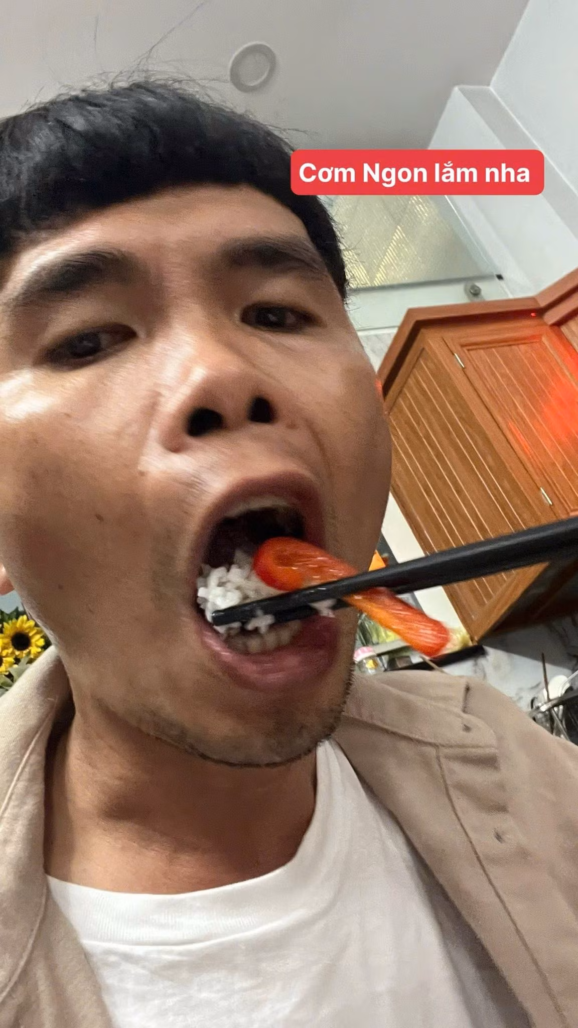 Anh chàng tiết lộ: "Tổng cộng hết 35k đã bao gồm bữa cơm tối". Chi phí 35.000 VNĐ cho cả dịch vụ cắt tóc và một bữa ăn no nê tại thời điểm hiện tại được xem là một mức giá "quá hời" và gần như không thể tin được, nhất là khi dịch vụ này còn kèm theo sự thân thiện, ấm áp hiếm thấy.