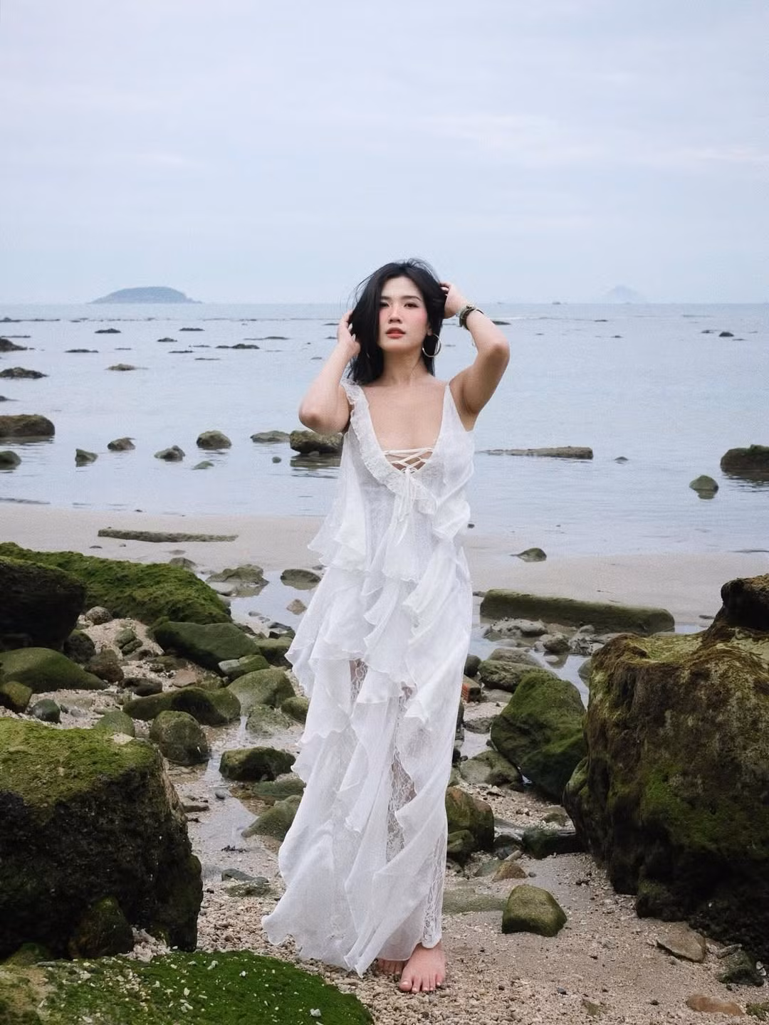 Lylychuu chọn phong cách trang điểm nhẹ nhàng, trong suốt với tông màu cam đất chủ đạo, làm nổi bật làn da trắng mịn và đôi môi căng mọng. (Ảnh: IGNV)