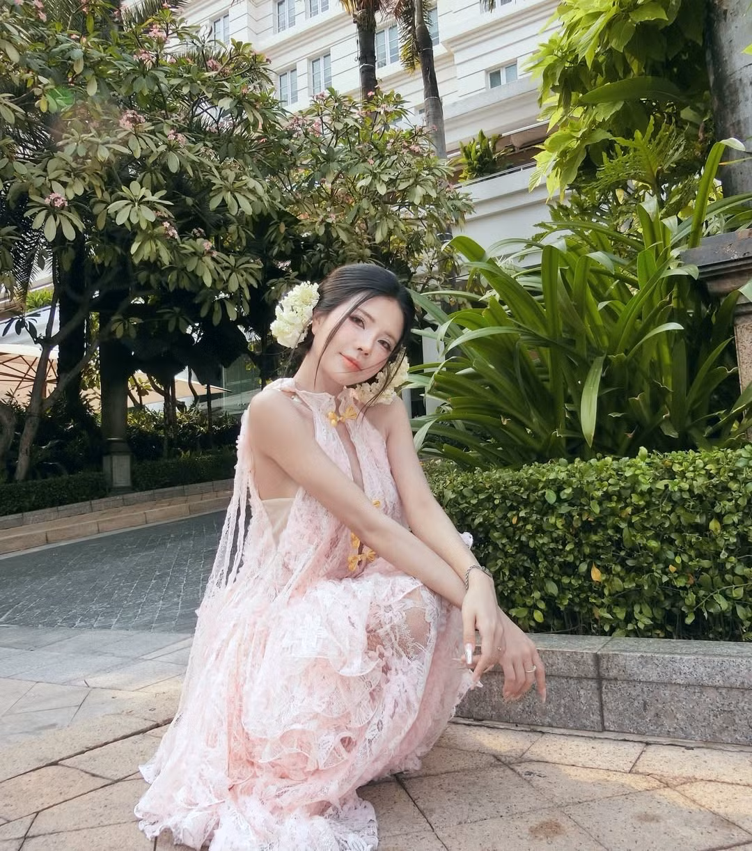 Mai Dora khéo léo cài những nhành hoa trắng muốt sau tai, kết hợp cùng lối trang điểm trong trẻo, nhấn vào đôi mắt long lanh và làn da căng bóng. (Ảnh: IGNV)