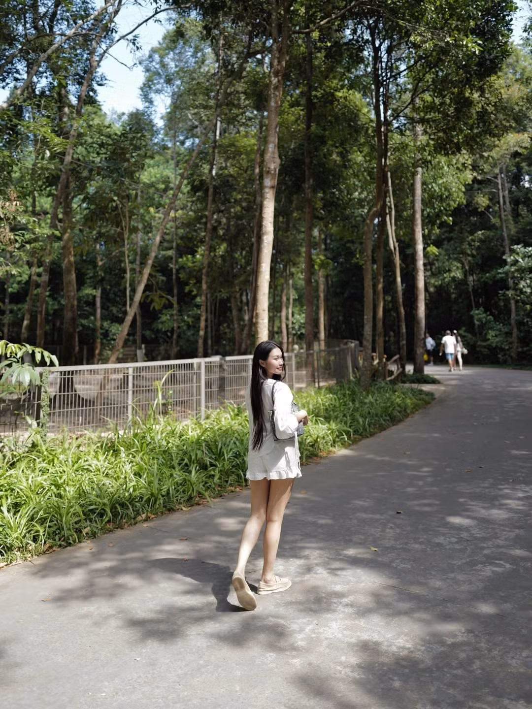 Dưới ánh nắng rực rỡ, dù là tạo dáng bên hồ hay đi dạo dưới những tán cây xanh, nàng WAGs vẫn giữ được nét kiêu sa, đài các. (Ảnh: IGNV)