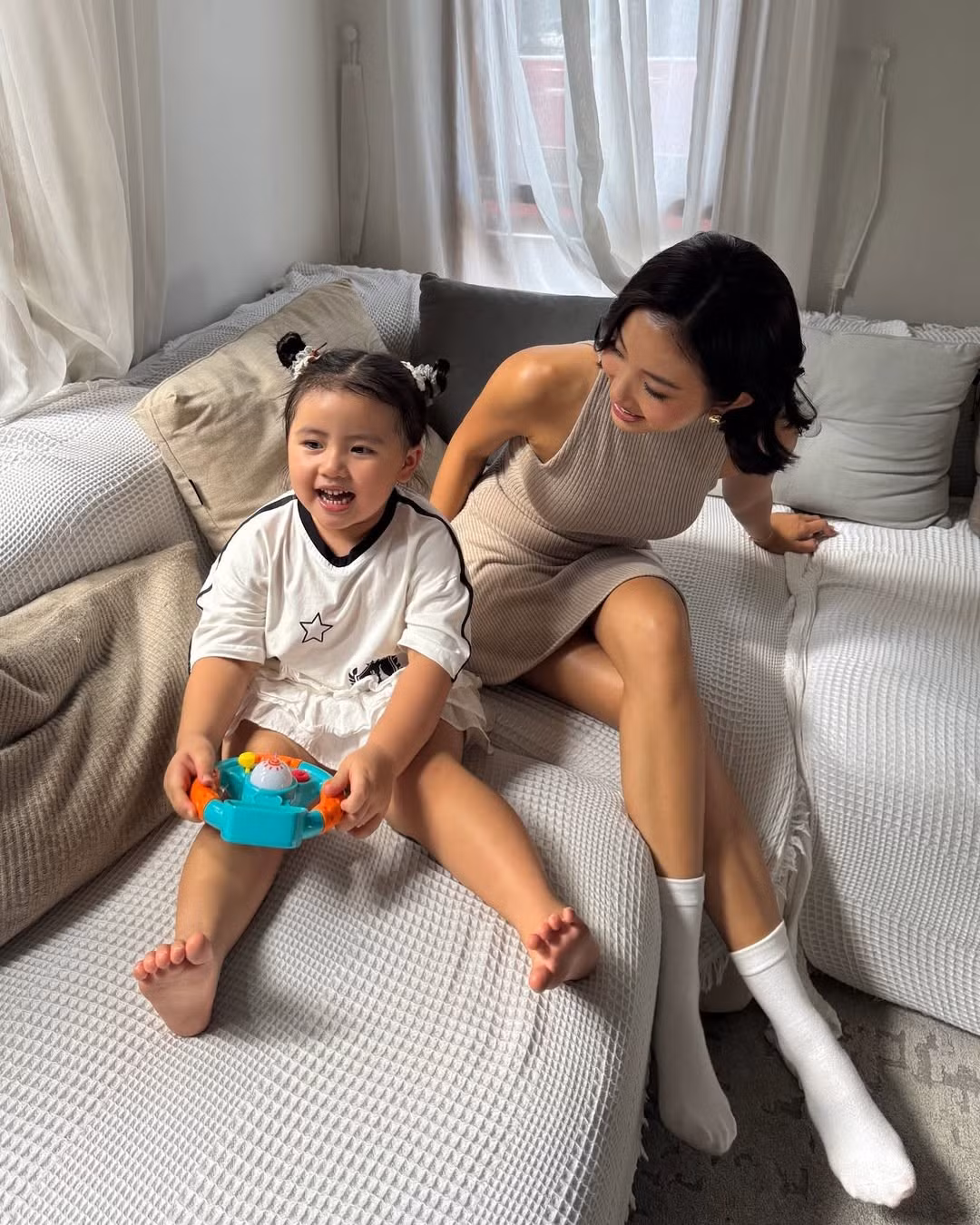 Nhiều người hâm mộ không tiếc lời ca ngợi hạnh phúc viên mãn của gia đình Huyền 2k4, đồng thời bày tỏ sự ngưỡng mộ trước sự khéo léo của hot mom sinh năm 2004 trong việc nuôi dạy con.