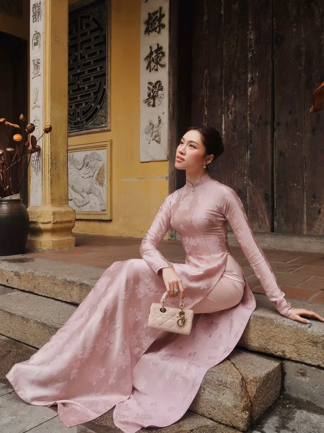 Trong bộ ảnh lần này, "MC 3000 chữ" lựa chọn thiết kế áo dài lụa màu hồng phấn với những họa tiết chìm tinh tế. (Ảnh: IGNV)