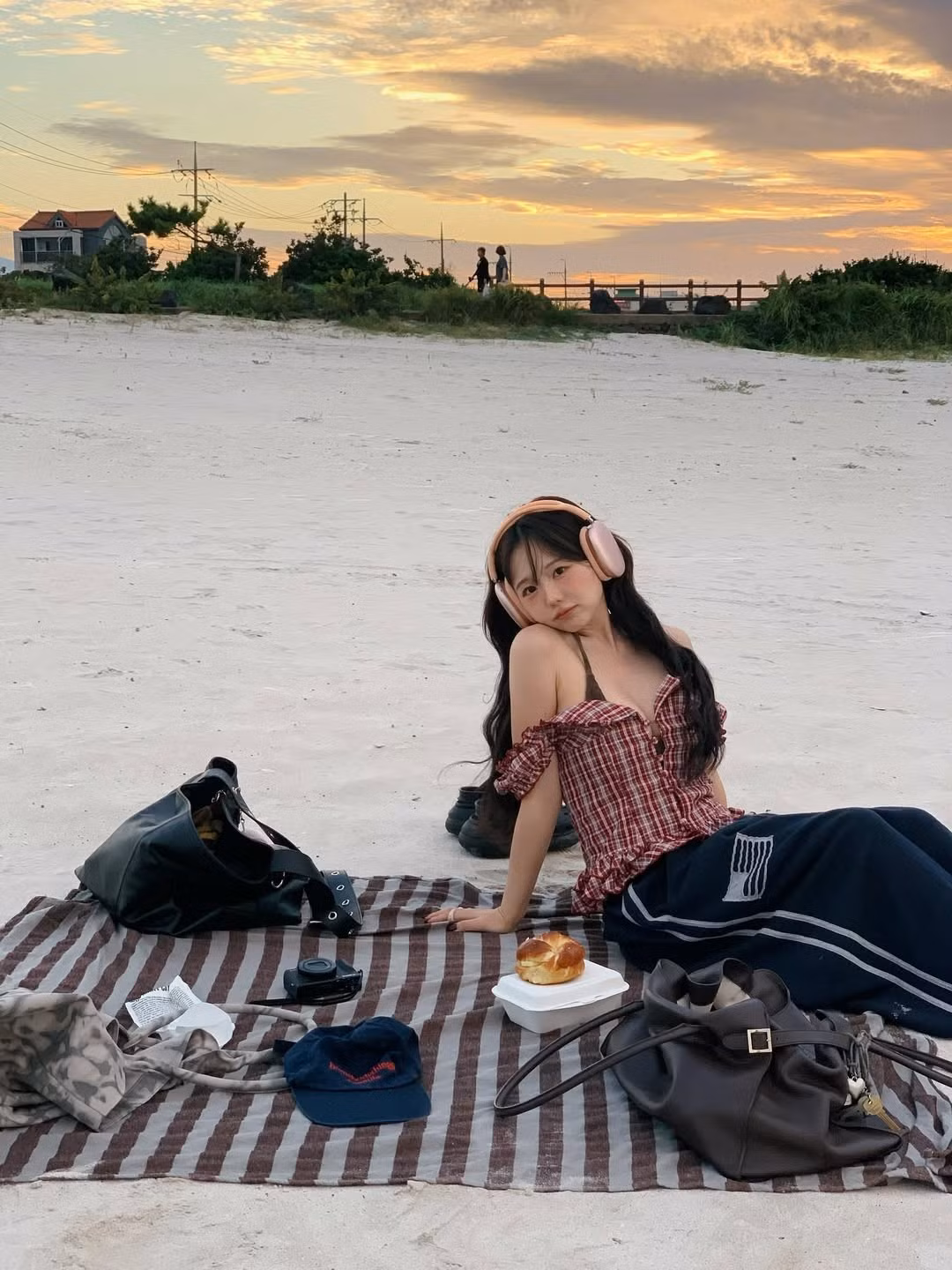Gương mặt nhỏ nhắn với hai chiếc má bầu bĩnh, đôi mắt to tròn và bờ môi chúm chím khiến cô nàng được nhận xét chỉ trông như học sinh trung học. (Ảnh: IG @kisy0729)