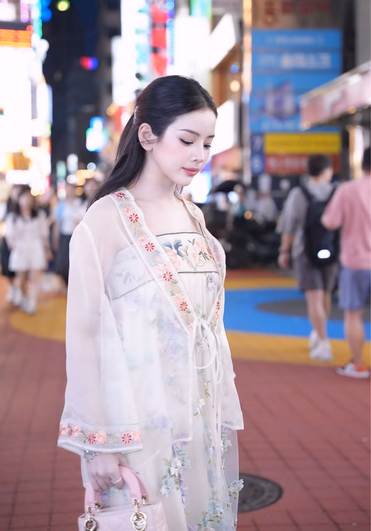 DJ Mie, nữ DJ tài năng và cá tính của làng nhạc Việt, một lần nữa khiến người hâm mộ không khỏi trầm trồ với phong cách thời trang độc đáo trong chuyến đi gần đây.